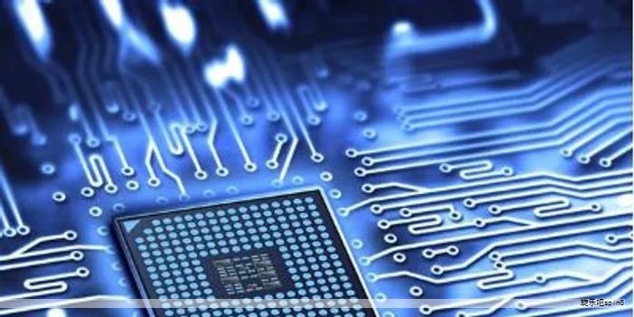 芯片是信息技术产业的核心支撑,承载着国民经济与社会发展的关键驱动。当前全球科技竞争日益激烈,我国芯片产业面临诸多挑战。对华出口管制及关键设备参数限制等举措,旨在影响我国人工智能等高新领域的发展。也有观点认为,这些限制会促使国产设备与制造能力提升,提升国产芯片企业的市场信心,带来新的发展空间。 芯片是信息技术产业的核心支撑,承载着国民经济与社会发展的关键驱动。当前全球科技竞争日益激烈,我国芯片产业面临诸多挑战。对华出口管制及关键设备参数限制等举措,旨在影响我国人工智能等高新领域的发展。也有观点认为,这些限制会促使国产设备与制造能力提升,提升国产芯片企业的市场信心,带来新的发展空间。