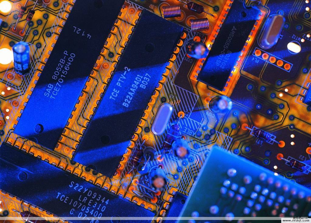 电子电路中常用的基础元件之一是电阻，负责限制电流、分配电压和调节信号强度。电阻的单位是欧姆（Ω），在电路图中通常用大写字母“R”表示，常见的还有“RX”、“F”等表示不同类型电阻的符号。下面介绍几类常见的电阻及其特征。