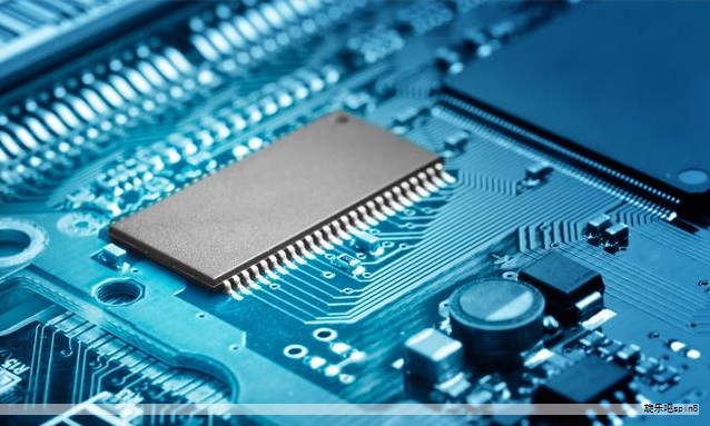 在任何电路中，电压、电流与电阻之间的关系都遵循一定的规律。通过同时控制其中任意两个变量，我们可以稳定地影响电路中的其他量。最容易调控的变量之一往往是电阻，它的阻值可以通过改变所用材料、尺寸或形状来实现。比如，细细的金属丝相比粗线在同一材料下会产生更大的接触阻值，这是因为几何尺寸的差异直接影响了电阻。