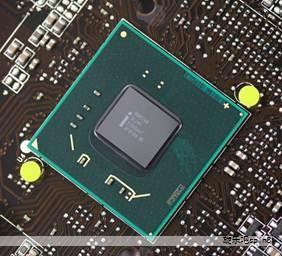 金属材料在芯片制造工艺的发展中扮演着至关重要的角色。随着先进工艺节点尺寸不断缩小，贵金属及其合金在实现更细线宽、更低电阻率和更高附着力方面发挥了关键作用。进入21世纪以来，芯片材料新增了约40余种元素，其中约90%为贵金属和过渡金属，凸显了金属材料在半导体领域的重要地位。