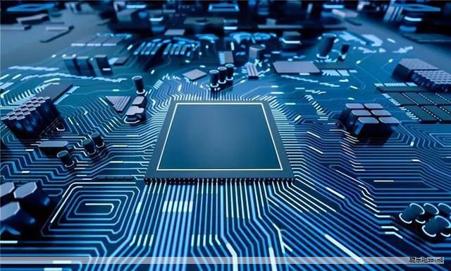 美国晶圆代工企业格芯（GlobalFoundries）宣布收购新加坡硅光子代工厂鑫精源半导体。这项交易具体金额未对外披露。格芯表示，此次收购有助于推进其创新战略，巩固在硅光子技术领域的领先地位。通过整合鑫精源的制造平台、知识产权和专业人才，格芯将增强其在新加坡的技术储备、生产能力及研发实力，补充其美国现有技术布局。完成收购后，格芯在硅光子芯片代工市场的营收规模将跃居全球第一。