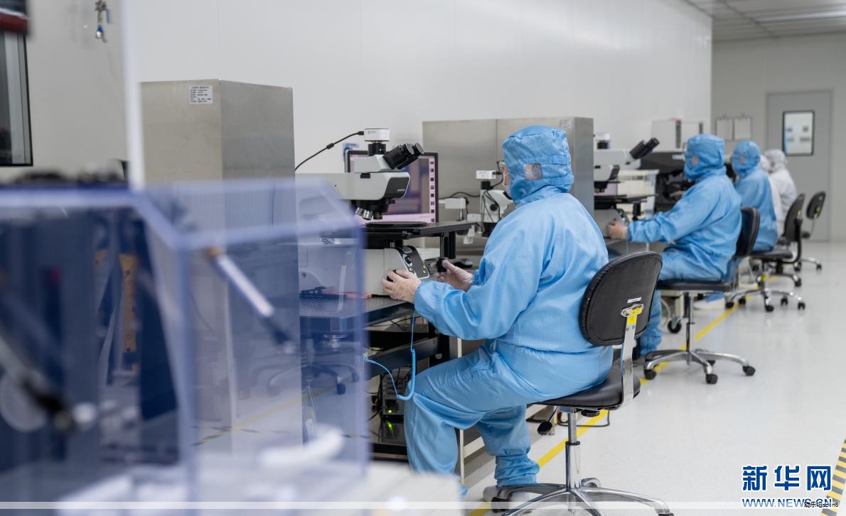 鸿翼芯自主研发的HE8116三相无刷直流电机预驱动芯片，具备功能安全与全套诊断保护，已完成流片并成功点亮。该芯片采用意法半导体BCD工艺，功能安全等级达到ASIL-D，面向新能源汽车底盘的三相电机驱动系统，旨在推动国产芯片在底盘核心控制器领域的自主可控与替代进口。