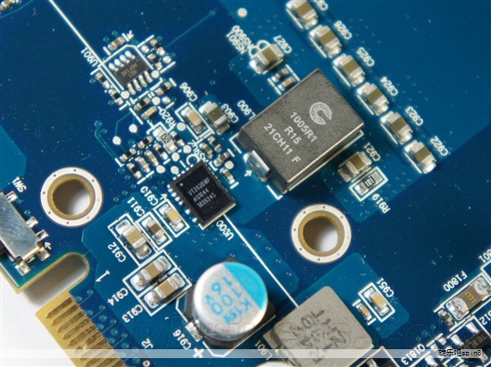 在 AI 算力需求持续释放的背景下，通信行业呈现结构性增长格局。海外市场成为核心驱动，全球科技巨头的资本投入提升了光模块、光芯片等上游产业链的景气度；国内市场因高端芯片供给受限而呈现分化，但国产算力生态正在加速追赶。