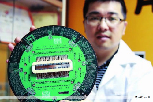 算力已成为学术界、产业界和公众关注的核心话题，相关概念和热词层出不穷，包括算力指数、算力经济、东数西算等。要理解算力，需要把它视为设备通过处理数据输出特定结果的计算能力，通常可分为基础算力、智能算力和高性能计算算力三类。基础算力由基于 CPU 的服务器提供，面向通用计算；智能算力依赖 GPU、FPGA、ASIC 等加速平台，面向人工智能计算；高性能计算算力通常通过融合 CPU 与 GPU 的计算集群来支撑科学与工程等高强度任务。