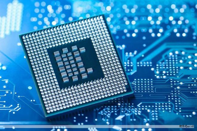 电阻是电流在电路中遇到的阻碍力，也可理解为导体对电流流动的限制能力。电阻值越大，电流受到的阻力越大，电流减小；反之，电阻越小，电流阻力减弱，电流增强。