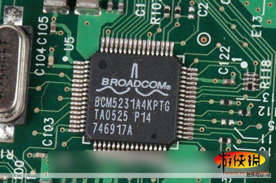 在前述基础上，图3对低压电源的监控与诊断能力进一步完善，并新增高压/低压DC-DC备用电源，能够满足ASIL D这一最高安全等级的需求。虚线框内标注的内容呈现了基于该电源芯片所形成的拓扑结构。