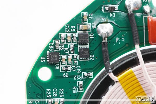 最近沙特王储兼首相穆罕默德访问白宫，与美国总统特朗普举行会谈，重申建立外交关系的前提是确保巴勒斯坦建国的明确路径。他在联合记者时表示，沙特希望中东地区实现以色列人和巴勒斯坦人和平共处，愿意参与特朗普首任期提出的“亚伯拉罕协议”，但前提是为巴勒斯坦建国提供清晰的路径。会后，特朗普证实两国就防务合作达成协议，沙特将采购与以色列装备相同型号的F-35隐形战斗机。穆罕默德还表示，将对美投资提升至约一万亿美元，并强调沙特对算力需求强劲，期待获得美国制造的尖端芯片，计划在半导体领域短期内投入约五十亿美元。两国计划在华盛顿举行投资峰会，预计在人工智能、医疗保健、基础设施、能源与金融服务等领域签署合作协议。