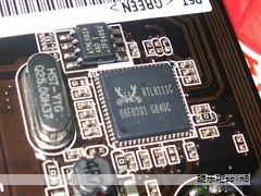 本篇聚焦夏普32寸LED彩电的电源板与背光驱动电路的实测要点、工作原理与故障实例。所涉及的机型有32LX335、32A15DA、32LX235、32BX350、32NX155A、32NX230A、32LX150A等，上述机型的电源板在结构上基本相同，属于市场上使用广泛、维修频次较高的组合板。由于夏普维修手册缺少该电源板的详细电路图，本文基于实物测绘绘制了电源板与背光的原理图与工作过程，并结合具体点位测试值进行解析。该机型为32寸小屏LCD彩电，整机功耗较低，220V市电整流后未配置PFC，整流得到的300V脉动直流直接供给主开关电源部分；主开关电源芯片为8脚的MIP004，LED背光驱动电路使用14脚的MP24830。