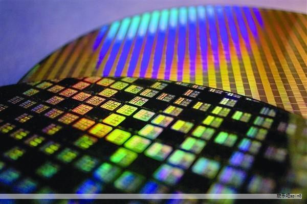 压敏电阻器是一种以氧化锌为主料的半导体非线性陶瓷元件，其阻值对外加电压极为敏感。按伏安特性可分为对称型与非对称型两类。它具有电压工作范围宽、通流能力强、非线性系数显著、漏电流低、伏安特性对称、响应迅速、残压低等优点，且工作可靠、耐用性高，适合在多数电力电子与通讯设备中实现过电压保护、限幅稳压、非线性补偿和信号变换等功能。