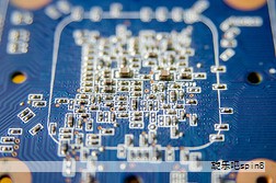 电阻器是电路中最常用的元件之一，核心作用是维持和分配电流、调节电压，同时还能作为分流、分压和负载，支撑电路的稳定运行。不同类型的电阻器在材料、制造工艺和应用场景上各有侧重。