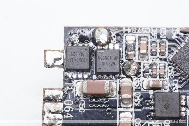 在摩尔定律持续推进的背景下，集成芯片与芯粒技术正成为提升集成电路性能的关键路径，展现出日益显著的重要性与潜力。对该领域的原理、发展历程与应用场景进行系统梳理的白皮书，揭示了未来的发展方向与前沿态势。本文将对该白皮书的要点进行全面梳理，梳理历史演进、现状特征及未来趋势。