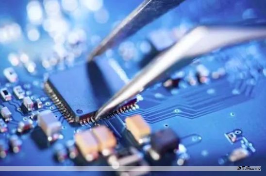 电源管理集成电路（IC）在电子设备中承担电能的变换、分发与检测等职责，属于电源管理领域的核心元件。常见的电源管理IC覆盖从开关型DC-DC转换器到线性稳压器，以及AC-DC控制与转换器等多种实现。典型型号包括：LMG3410R050、UCC12050、BQ25790、HIP6301、IS6537、RT9237、ADP3168、KA7500、TL494等。