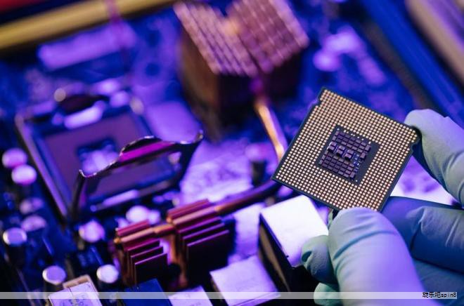 在数字化时代，半导体芯片作为现代科技的核心，正在深刻改变我们的生活。它们广泛嵌入从智能设备到交通网络的各个领域，驱动着计算、存储与通信的高效运作。下面从本质、制造、应用及未来趋势四个维度，系统梳理半导体芯片的要点。