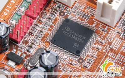 核心差异在于构造与职责。半导体是电子设备的基础材料，通常以硅等特定元素为主体，具备可控电流的特性。芯片，也称集成电路，是在半导体晶圆上将晶体管、晶体管组别、传感器等多种电子元件高度集成、形成复杂电路的装置。半导体的电导介于导体与绝缘体之间，能对温度、光照与电场的变化做出响应并改变导电性，因此在电子设备中具有决定性作用，广泛应用于晶体管、光伏器件以及各类微芯片的核心环节。