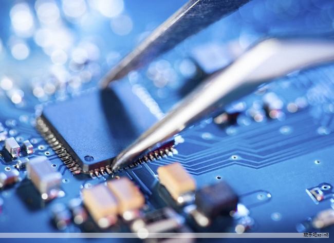 电源管理芯片（PMIC）在电子设备的电源系统中承担电能变换、分配和检测等关键任务。它通过识别处理器供电需求，输出相应的供电信号来驱动后续电路，确保整机在不同工作状态下的稳定运行。常见的电源管理芯片型号包括 HIP6301、IS6537、RT9237、ADP3168、KA7500、TL494 等。