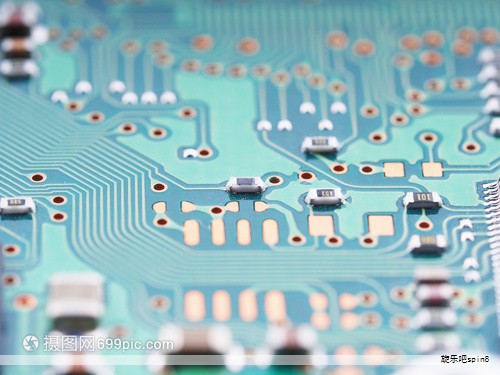 本基金为易方达中证芯片产业ETF的联接基金，核心目标是通过投资标的ETF实现对业绩基准的紧密跟踪，力求日内跟踪偏离的绝对值控制在0.35%以内，年化跟踪误差控制在4%以内。如因标的指数编制规则调整或其他因素导致跟踪误差超出上述范围，基金管理人将采取合理措施，避免偏离进一步扩大。