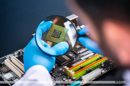 近年，国内在集成电路领域的投入持续增加，越来越多的高校设立集成电路相关学院并开设相应专业，推动芯片人才培养向更高层次聚集。