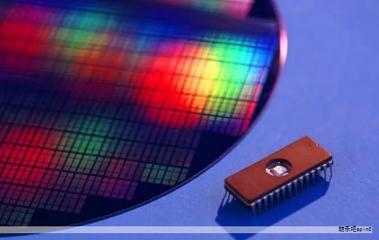 识别电阻器标识信息的核心在于通过器件本身的标记来确认阻值及关键参数。常见的标记方式包括直标法、文字符号法以及色环法。由于贴片元件体积较小，直接标注法成为贴片电阻常用的标记方式之一，用以直接标示阻值及相关信息。