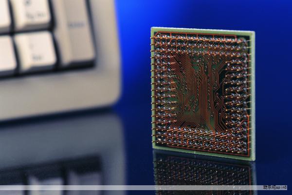 科技进步推动电源领域不断革新，因此对电源管理芯片的需求也在持续增加。电源管理芯片是指在电子系统中承担能量变换、分配、检测及综合能量管理等职责的集成电路。它的核心功能包括对CPU供电电压的识别与调节，并产生控制信号以推动后级电路实现功率输出。