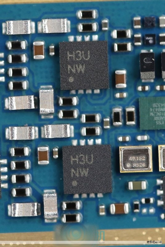 电源转换芯片的核心任务，是对电能形态进行精准调控。它将输入的波动电压/电流转化为负载所需的稳定能量，成为电子系统的“能量分配中枢”。大电流芯片之所以作为电源转换芯片的关键分支，本质在于以“承载大电流、高效转换”为核心能力，满足高功率场景对“高功率、低损耗”的核心需求，是高功率电源系统的关键执行单元。