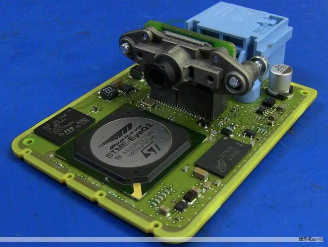 电源管理芯片（PMIC）在电子设备系统中承担电能的变换、分配、检测与综合管理等职责。核心功能包括识别处理器核心供电幅值、产生相应的开关信号，驱动后级功率转换阶段，从而实现稳定的供电。常见型号有 HIP6301、IS6537、RT9237、ADP3168、KA7500、TL494 等。