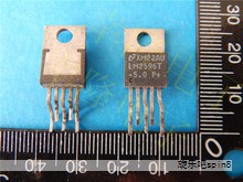 半导体芯片是电子设备的核心部件，通常被称为集成电路。它在一片薄薄的硅片或其他半导体材料上制造，内部集成了数十亿个晶体管和其他电子元件，通过这些元件实现电流的开关、放大、存储与处理等功能。