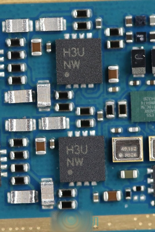 且所述预成型底胶(106)在所述侧(105)的在所述导电柱形凸块(104)之间的一部分上延伸且暴露所述导电柱形凸块(104)的所述远侧端