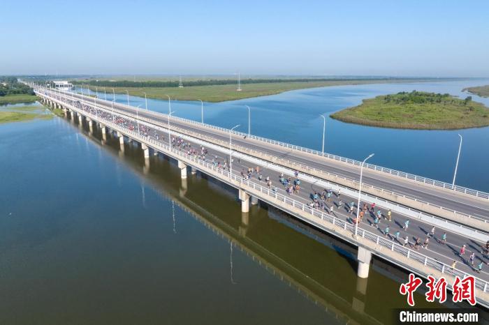 共度佳节中外跑者乐跑七里海湿地半程马拉松