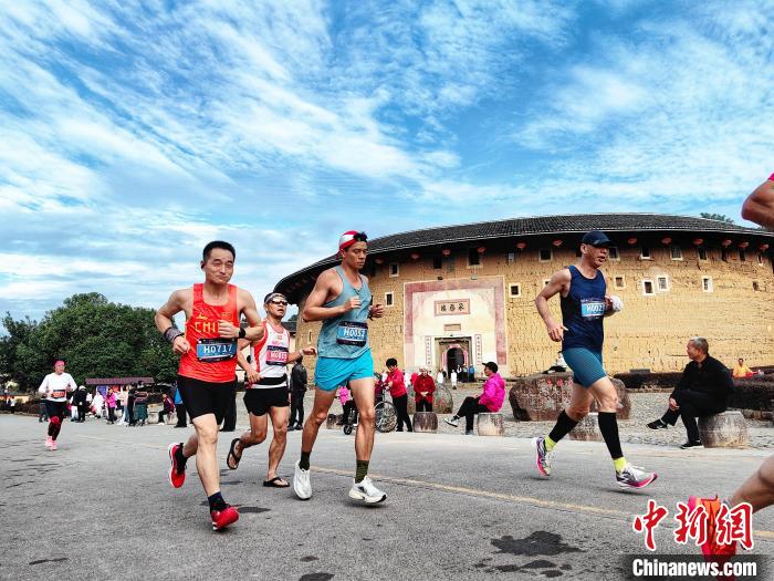 福建永定土楼马拉松赛开跑 3500跑者畅享世遗赛道