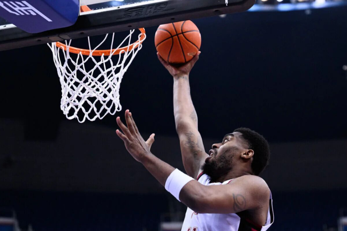 辽宁男篮主场力克新疆，下战浙江迎关键挑战