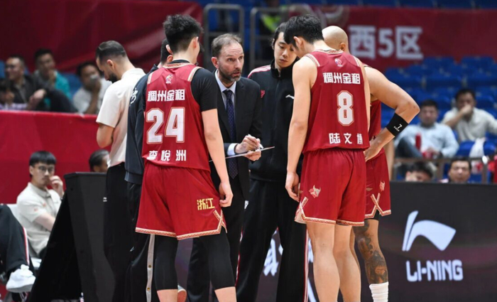 辽宁男篮主场力克新疆，下战浙江迎关键挑战