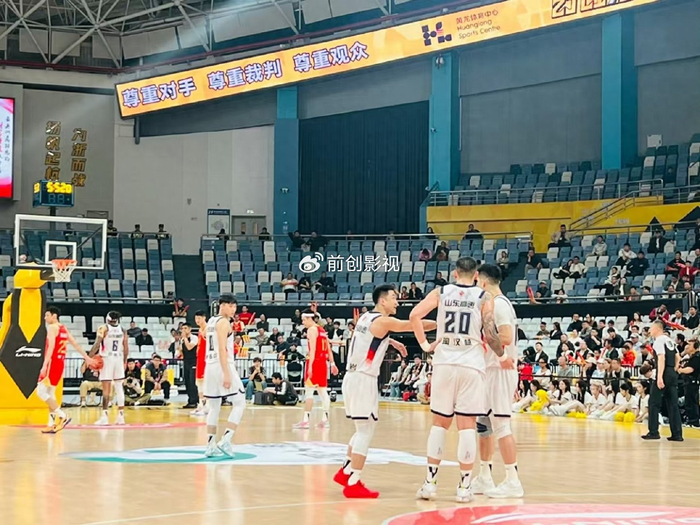 广厦队力克山东队守住第二名 塔克三双引领逆转