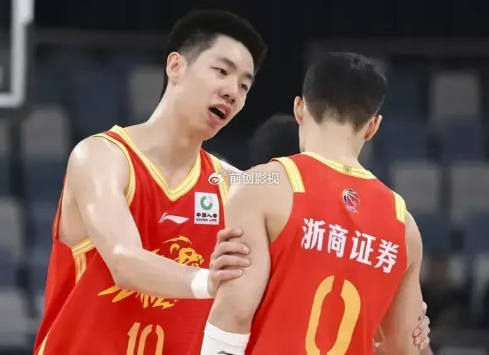 广厦队力克山东队守住第二名 塔克三双引领逆转