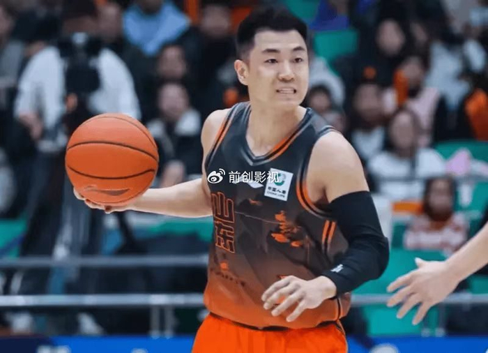 广厦队力克山东队守住第二名 塔克三双引领逆转