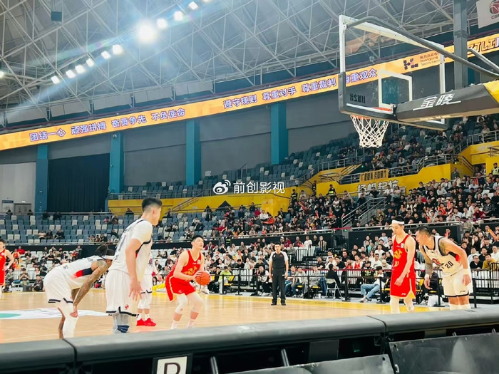 广厦队力克山东队守住第二名 塔克三双引领逆转