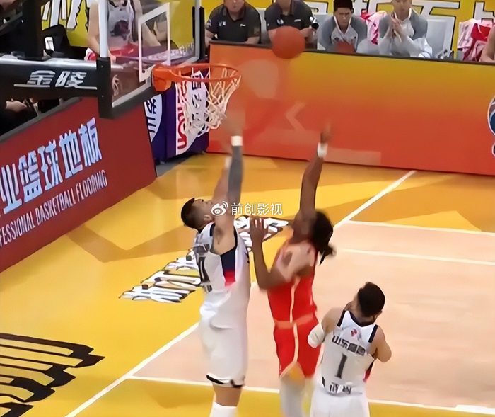 广厦队力克山东队守住第二名 塔克三双引领逆转