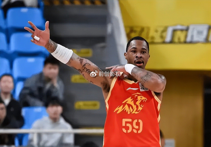 广厦队力克山东队守住第二名 塔克三双引领逆转