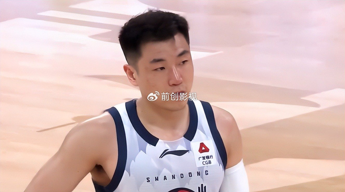 广厦队力克山东队守住第二名 塔克三双引领逆转